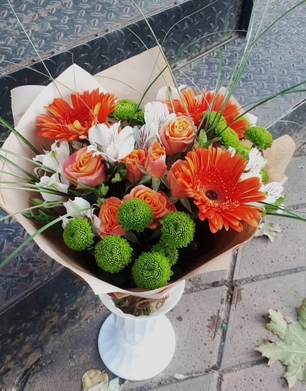 Букет цветов из: Герберы, Хризантемы, Альстромерии и Розы в Кирсе
