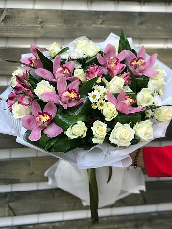 Букет цветов из: Розы и Хризантемы в Кирсе