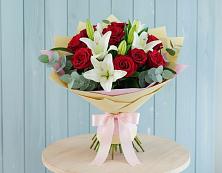 Букет цветов из:  Лилии и Розы в Кирсе