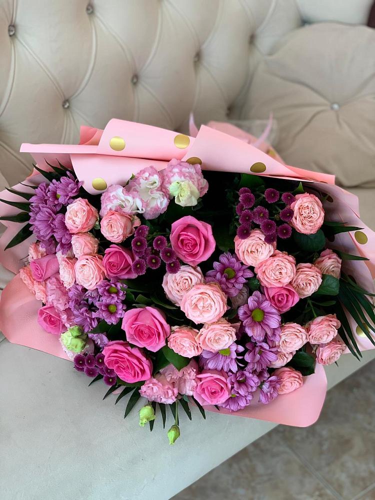 Букет цветов из: Хризантемы, Розы и Лизиантусы в Кирсе