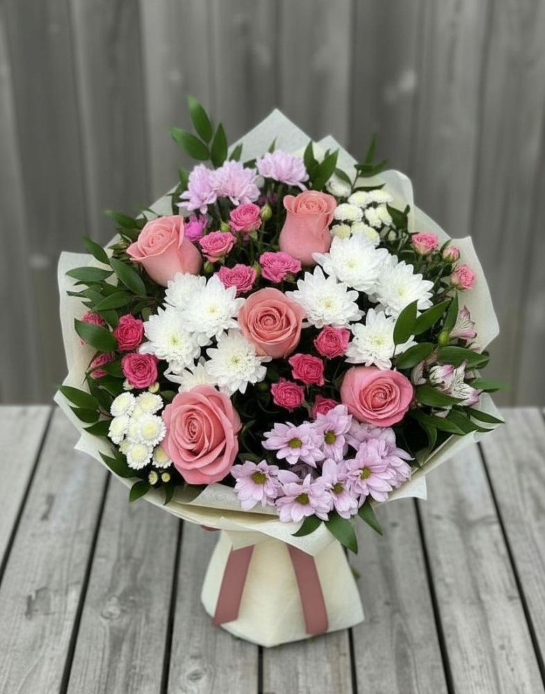Букет цветов из: Альстромерии, Гвоздики, Розы и Хризантемы в Кирсе