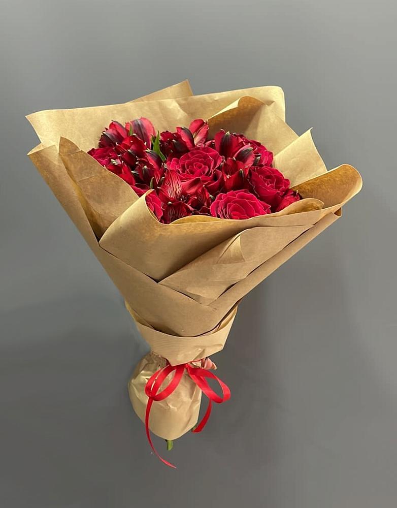 Букет цветов из: Альстромерии и Розы в Кирсе