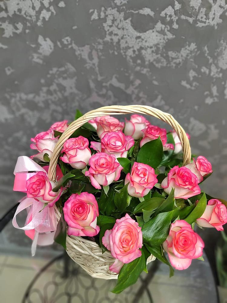 Цветочная композиция из Розы в корзине в Кирсе