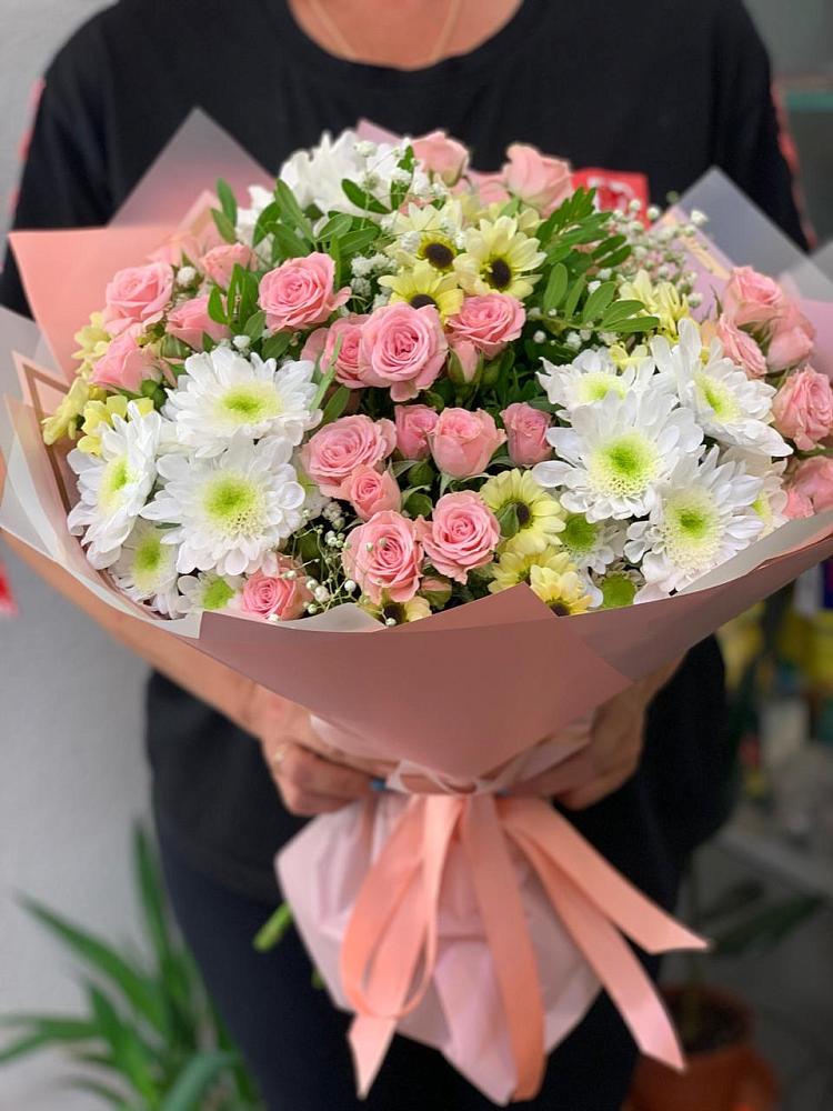 Букет цветов из: Розы и Хризантемы в Кирсе