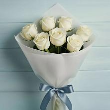 Букет 7 Белых роз Эдлесс Лав в Кирсе