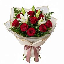 Букет цветов из:  Лилии и Розы в Кирсе