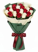 Букет Микс из красных и белых роз в Кирсе