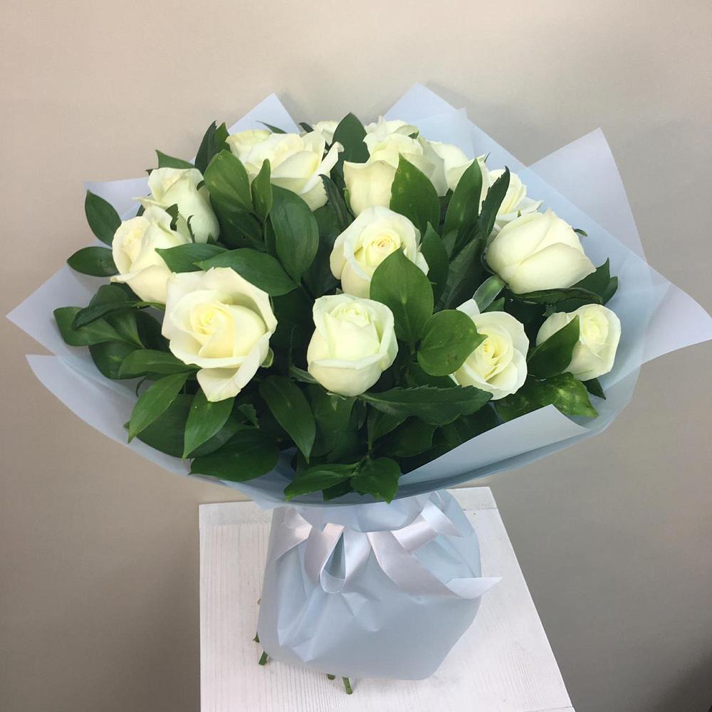 Букет 15 Белых роз Проуд в Кирсе