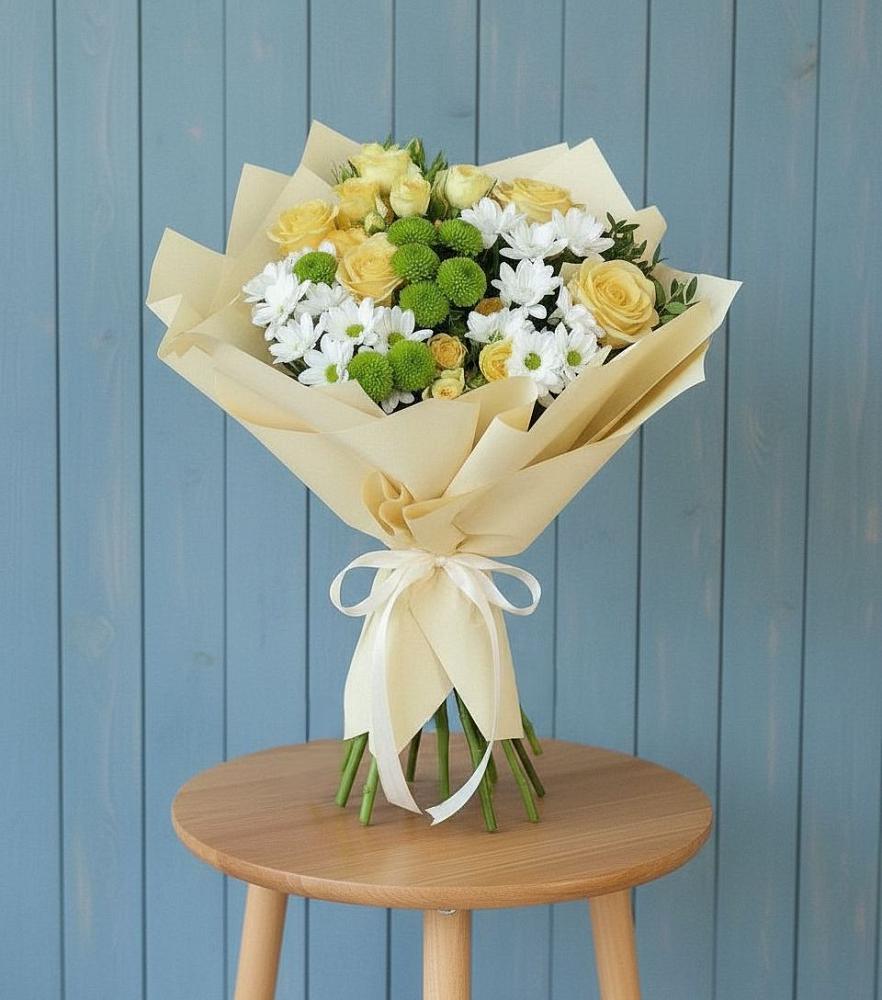 Букет цветов из: Хризантемы и Розы в Кирсе