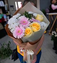 Букет цветов из:  Герберы, Розы и Хризантемы в Кирсе