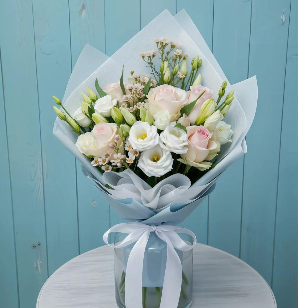 Букет цветов из: Розы и Лизиантусы в Кирсе