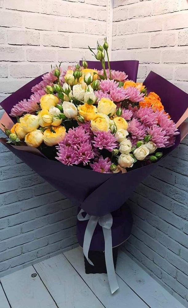 Букет цветов из: Хризантемы и Розы в Кирсе