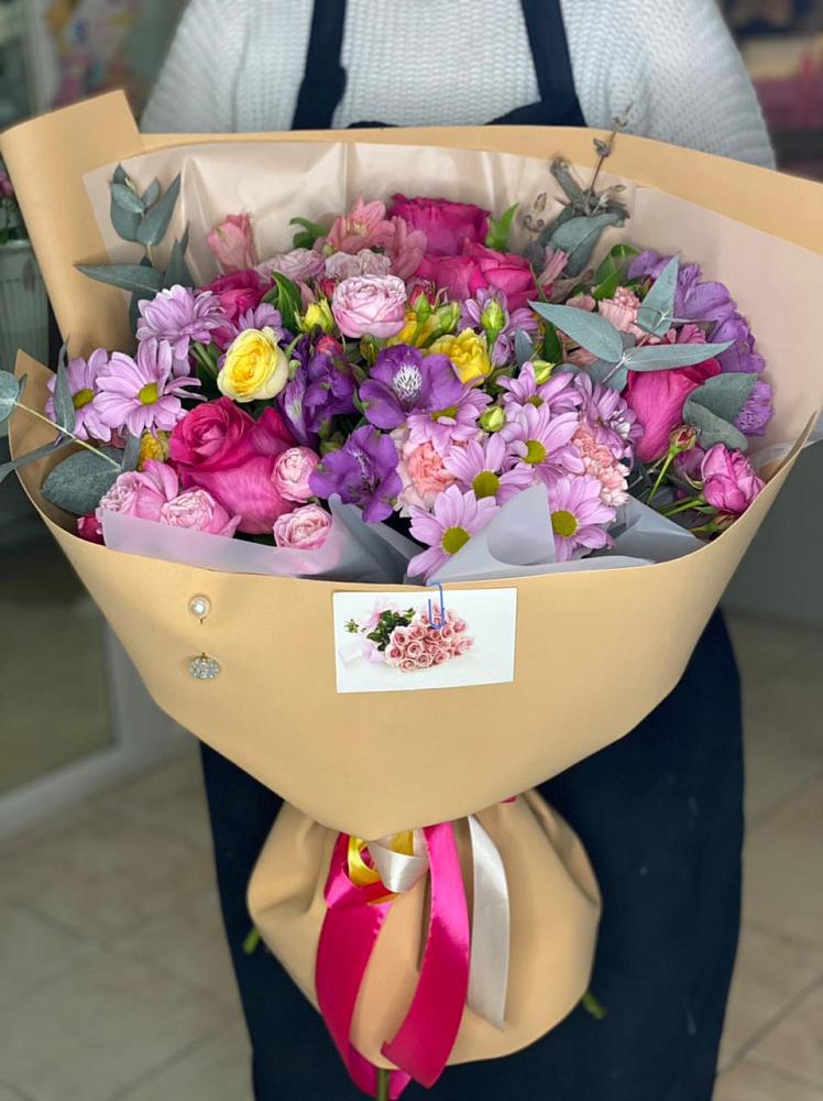 Букет цветов из: Хризантемы, Гвоздики и Альстромерии в Кирсе