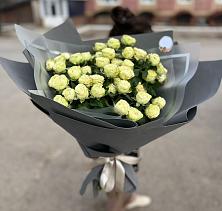 Букет Белые кустовые розы Солинеро в Кирсе