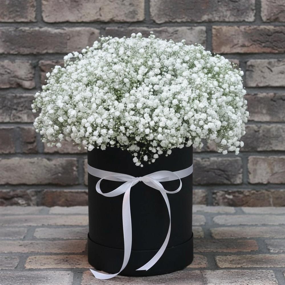 Цветочная композиция из Гипсофила в шляпной коробке в Кирсе