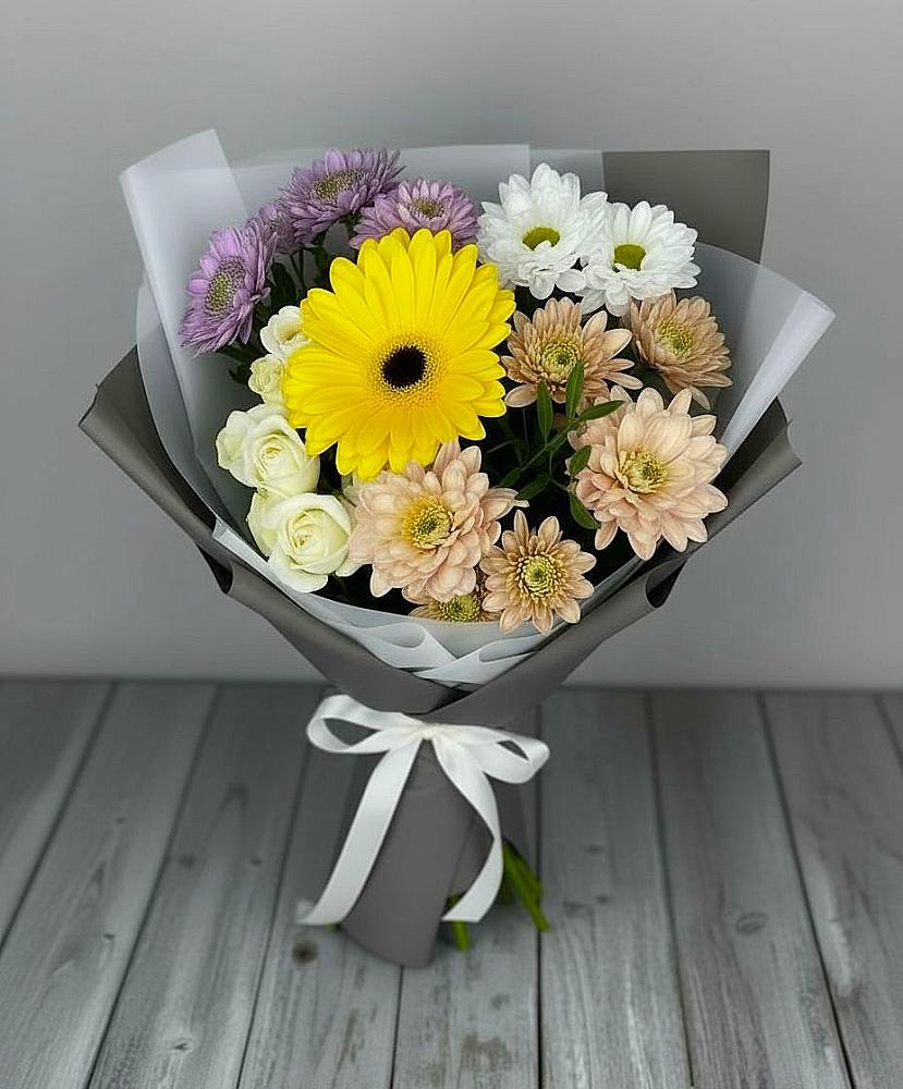 Букет цветов из: Розы, Герберы и Хризантемы в Кирсе