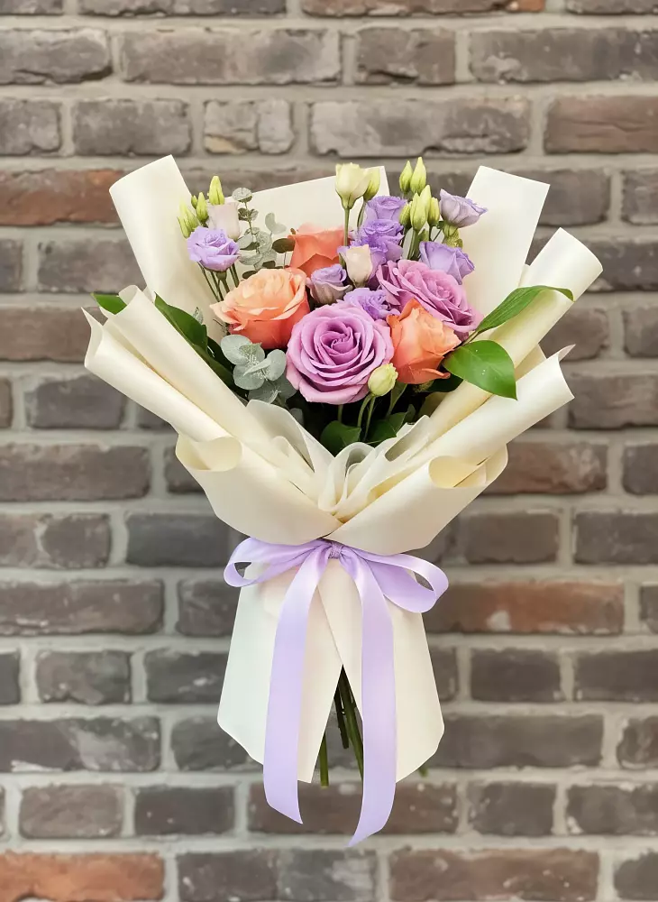 Букет цветов из: Лизиантусы и Розы в Кирсе