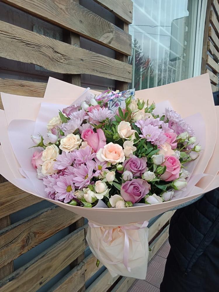 Букет цветов из: Розы и Хризантемы в Кирсе