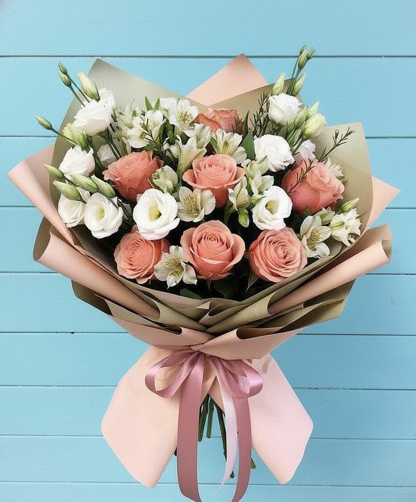 Букет цветов из: Розы, Альстромерии и Лизиантусы в Кирсе