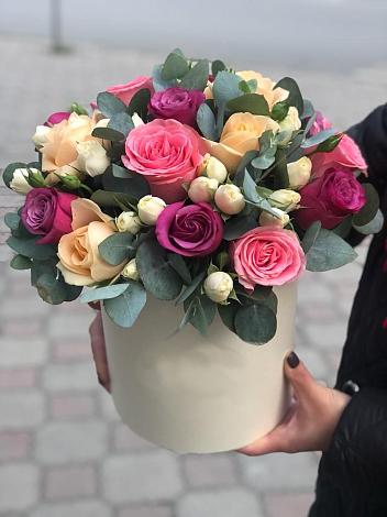 Цветочная композиция из Розы в шляпной коробке в Кирсе