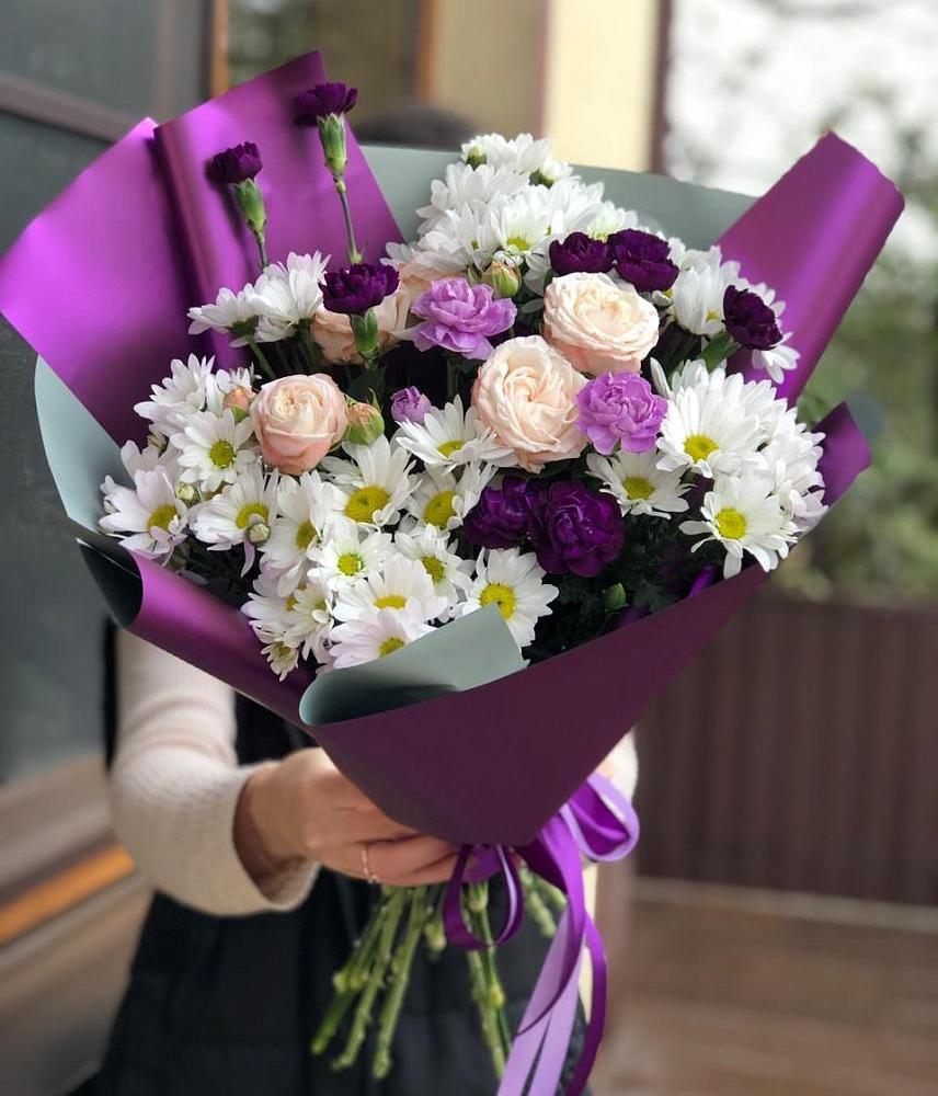 Букет цветов из: Хризантемы, Гвоздики и Розы в Кирсе