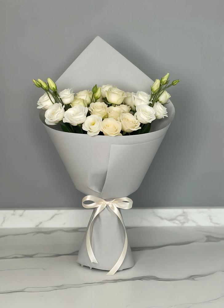 Букет цветов из: Розы и Лизиантусы в Кирсе