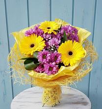 Букет цветов из:  Хризантемы и Герберы в Кирсе