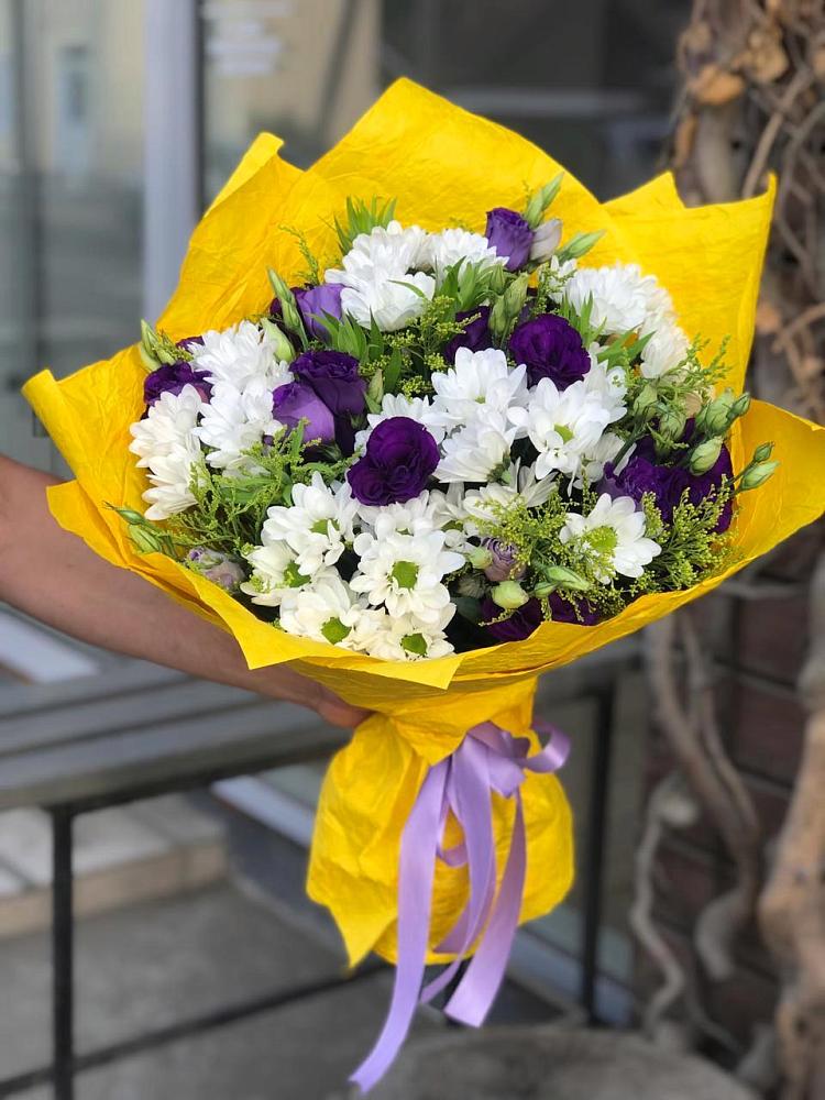 Букет цветов из: Ирисы, Хризантемы и Ромашки в Кирсе