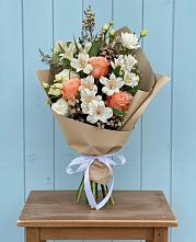 Букет цветов из:  Альстромерии, Лизиантусы, Розы и Хризантемы в Кирсе