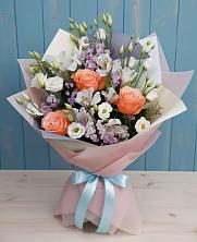 Букет цветов из:  Лизиантусы, Розы, Альстромерии и Гипсофила в Кирсе