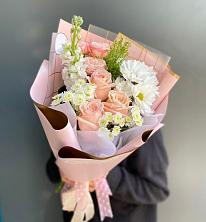 Букет цветов из:  Хризантемы и Розы в Кирсе