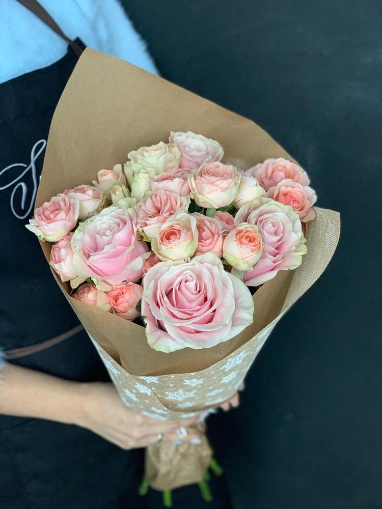 Букет цветов из: Хризантемы и Розы в Кирсе