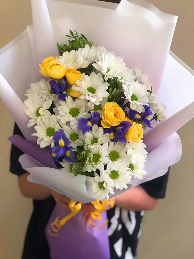 Букет цветов из: Ирисы, Хризантемы и Розы в Кирсе