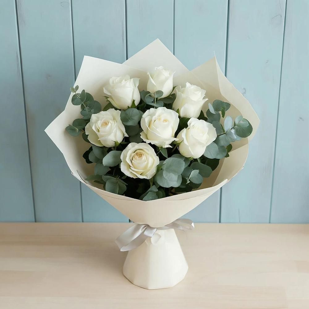Букет Белые розы в Эвкалипте в Кирсе