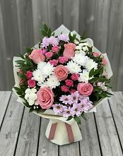 Букет цветов из:  Альстромерии, Гвоздики, Розы и Хризантемы в Кирсе