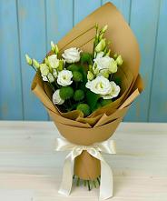 Букет цветов из:  Хризантемы и Лизиантусы в Кирсе