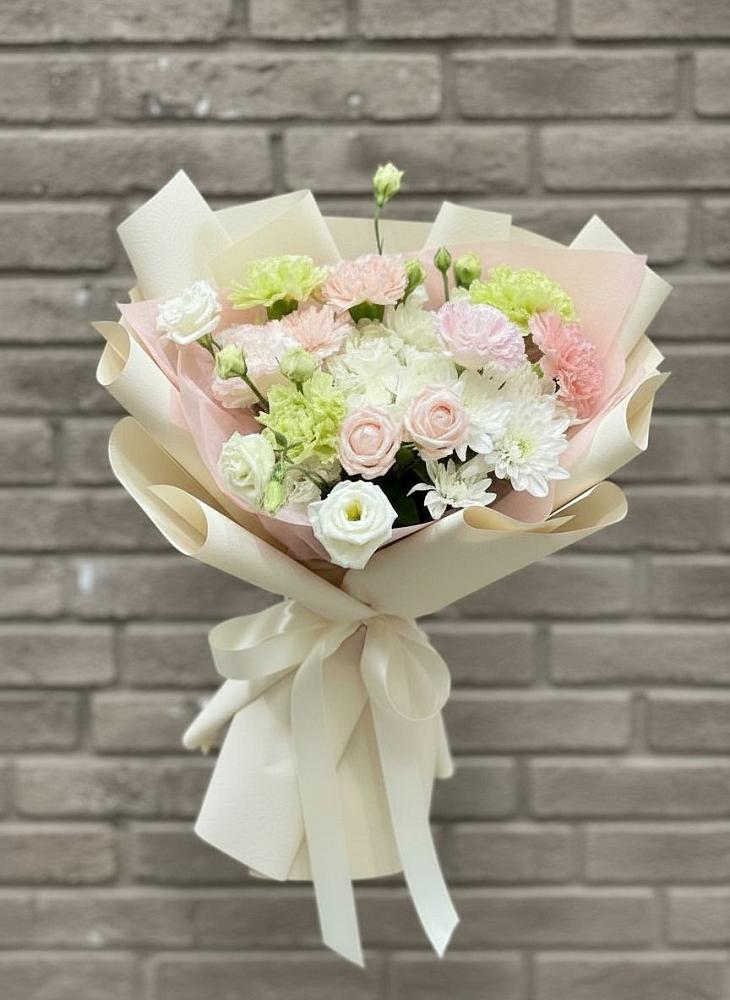 Букет цветов из: Гвоздики, Розы, Лизиантусы и Хризантемы в Кирсе