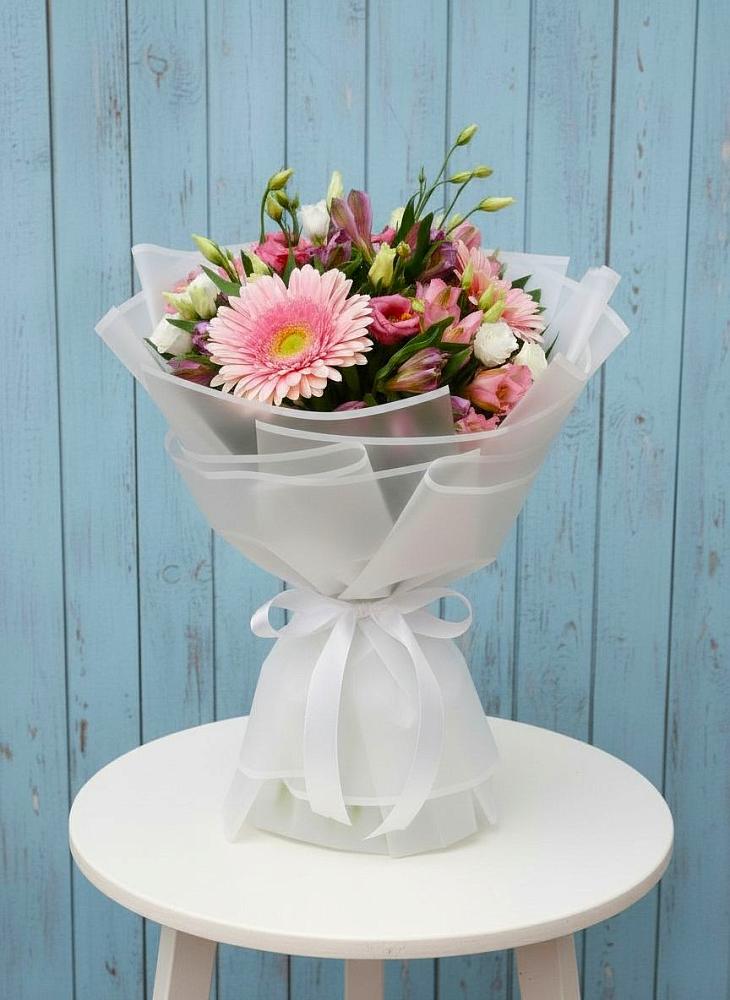 Букет цветов из: Герберы, Альстромерии и Лизиантусы в Кирсе