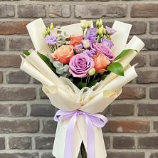 Букет цветов из:  Лизиантусы и Розы в Кирсе