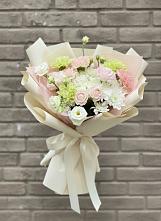 Букет цветов из:  Гвоздики, Розы, Лизиантусы и Хризантемы в Кирсе