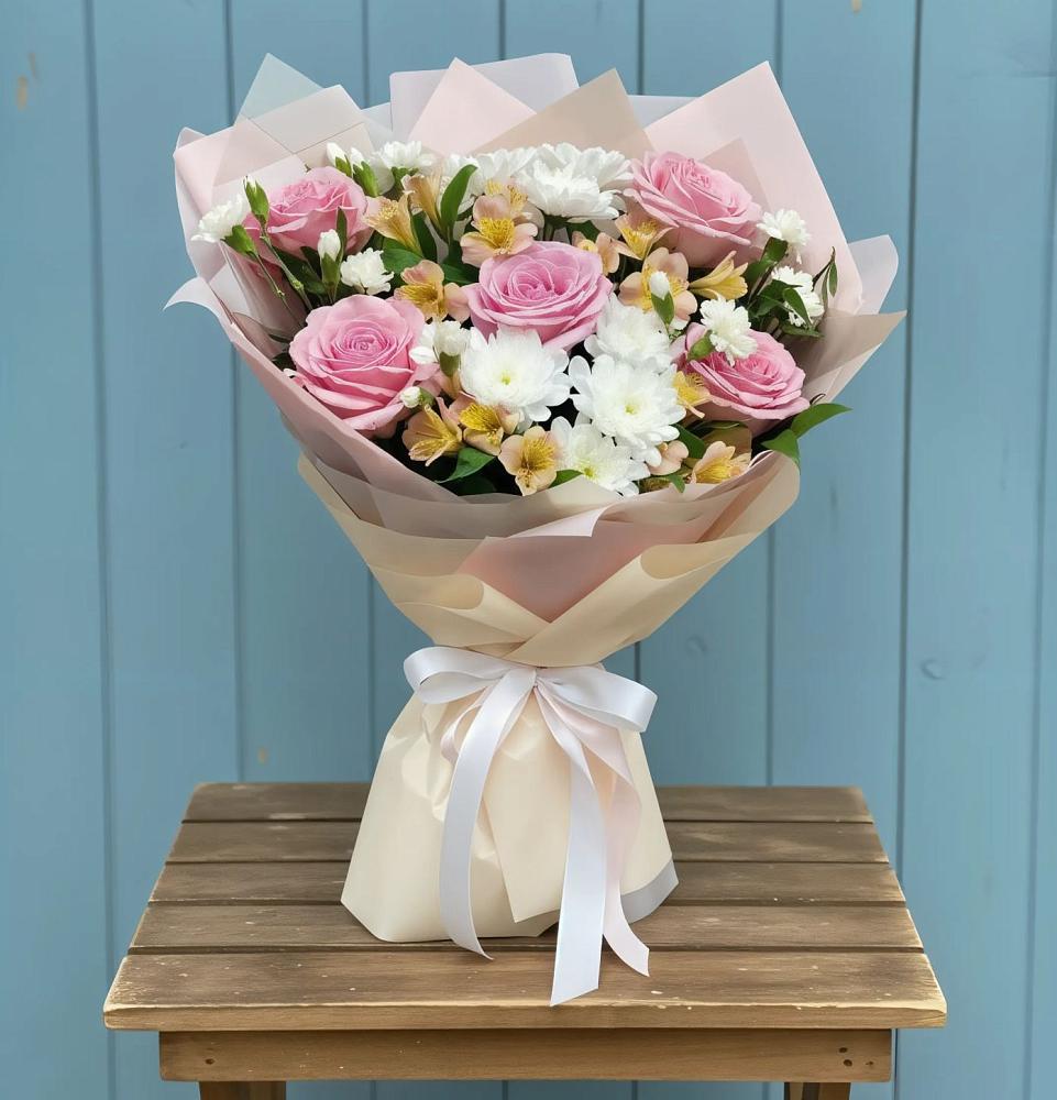 Букет цветов из: Гвоздики, Орхидеи и Розы в Кирсе