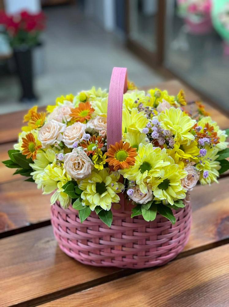 Цветочная композиция из Хризантемы и Розы в корзине в Кирсе