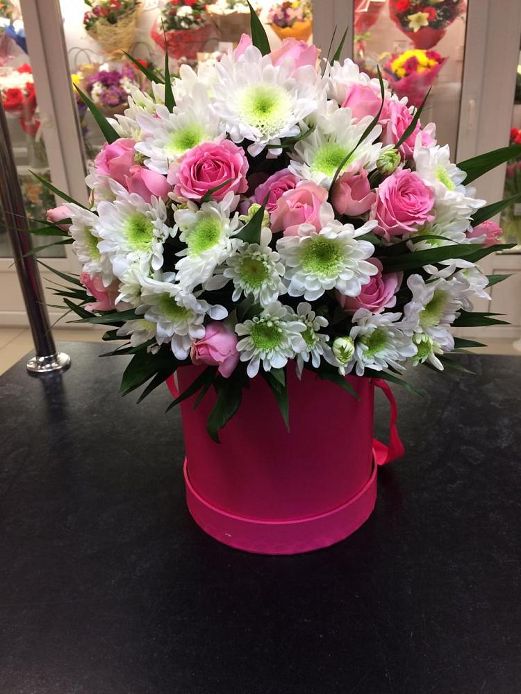 Цветочная композиция из Розы и Хризантемы в шляпной коробке в Кирсе