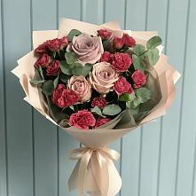 Букет цветов из:  Гвоздики и Розы в Кирсе