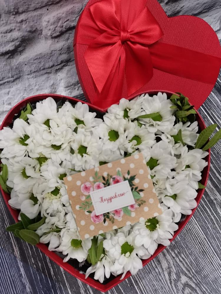 Цветочная композиция из Хризантемы в виде сердца в Кирсе