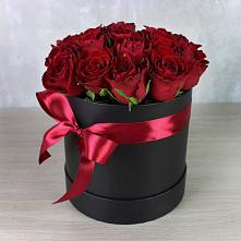 Цветочная композиция из Розы в шляпной коробке в Кирсе