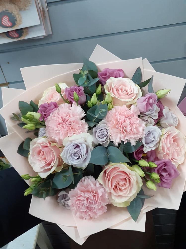 Букет цветов из: Розы, Гвоздики и Лизиантусы в Кирсе