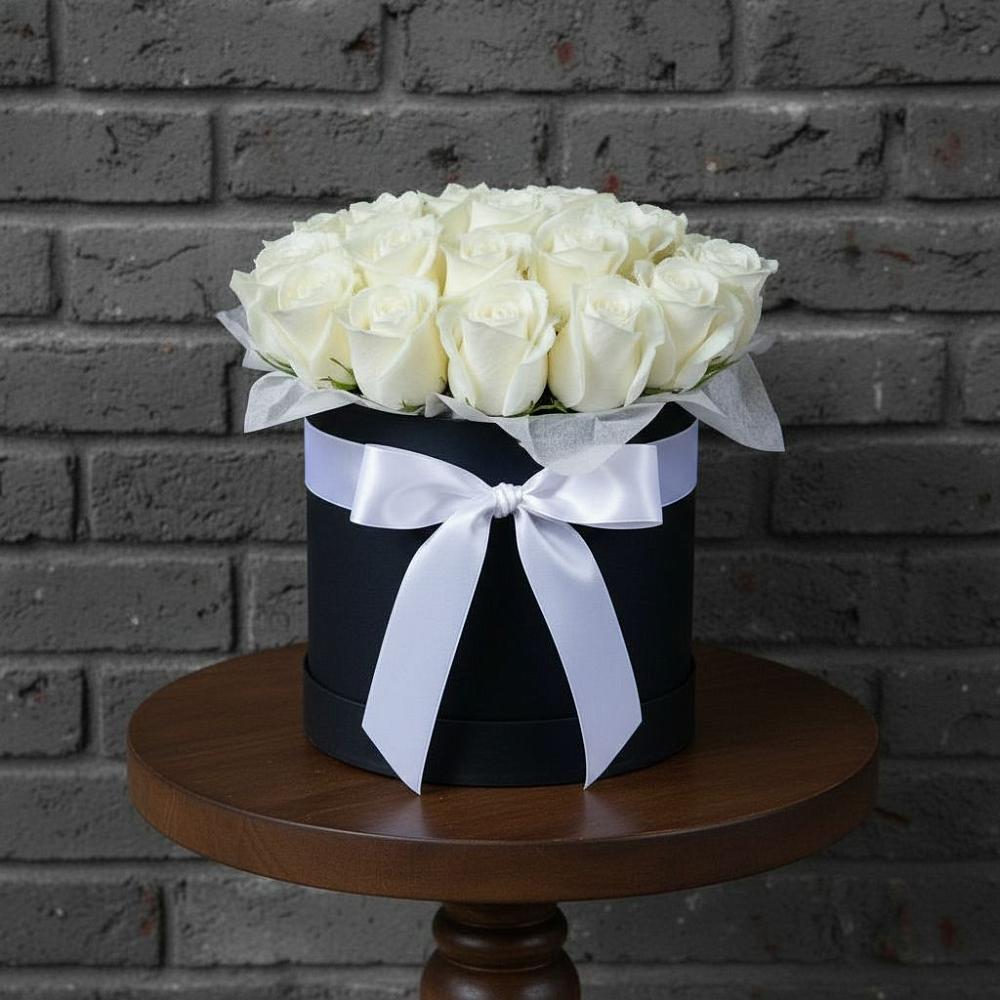 Цветочная композиция из Розы в шляпной коробке в Кирсе