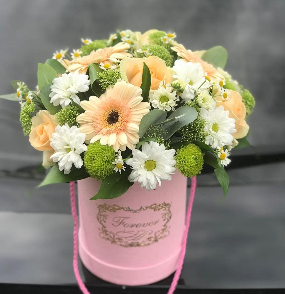 Цветочная композиция из Розы, Герберы и Хризантемы в шляпной коробке в Кирсе