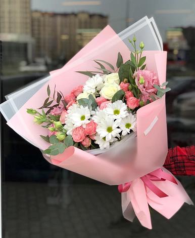 Букет цветов из: Розы, Лизиантусы и Хризантемы в Кирсе